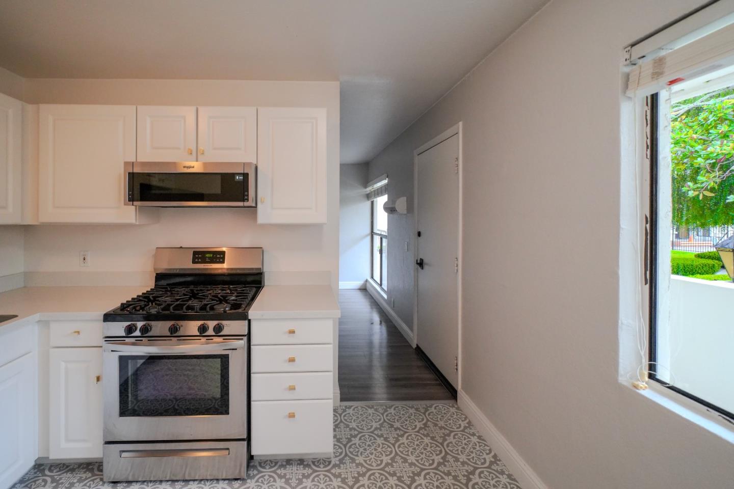 Detail Gallery Image 10 of 22 For 500 Glenwood Cir #125,  Monterey,  CA 93940 - 1 Beds | 1 Baths