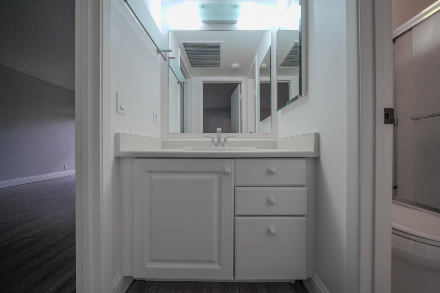 Detail Gallery Image 5 of 22 For 500 Glenwood Cir #125,  Monterey,  CA 93940 - 1 Beds | 1 Baths