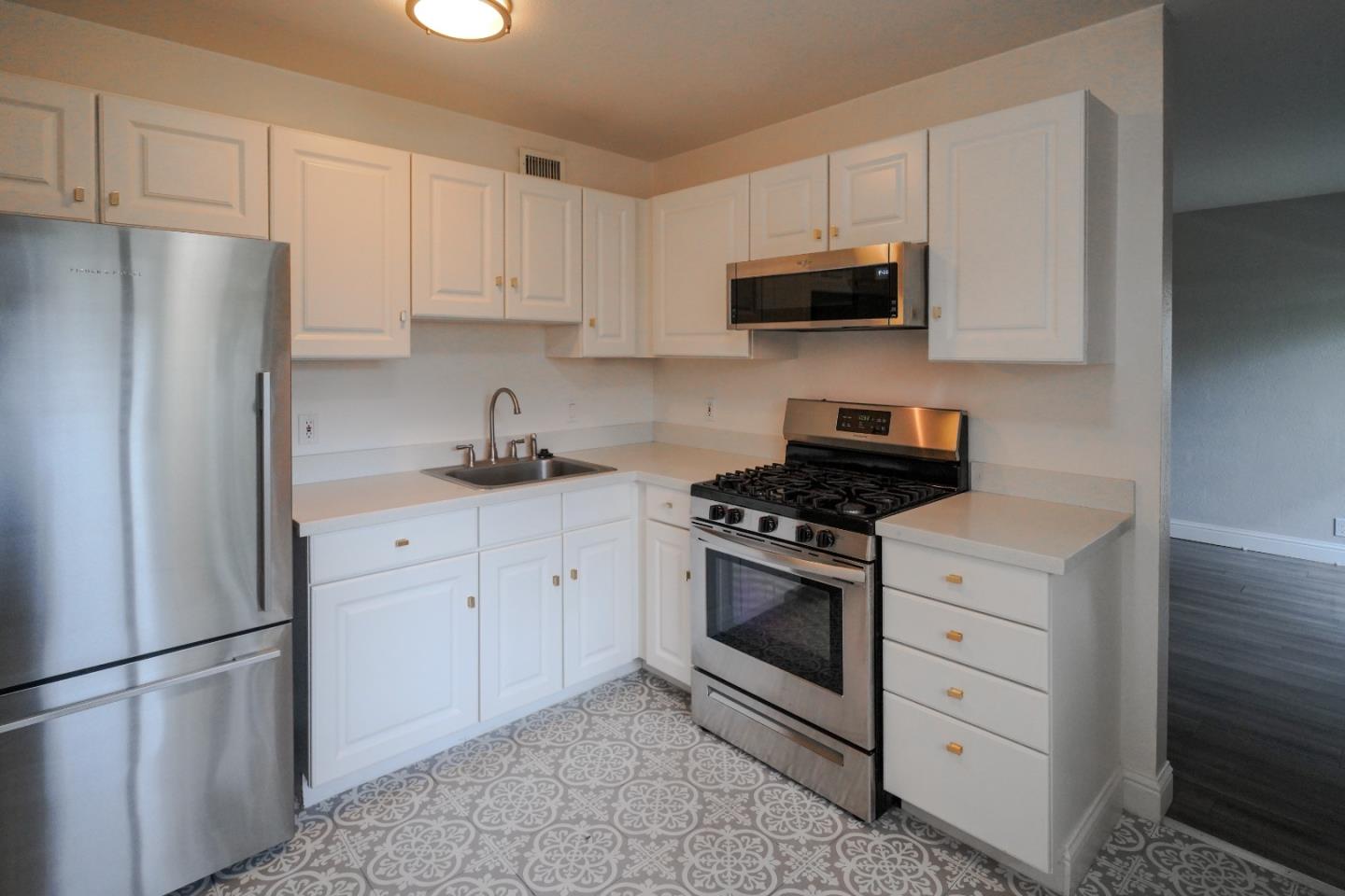 Detail Gallery Image 9 of 22 For 500 Glenwood Cir #125,  Monterey,  CA 93940 - 1 Beds | 1 Baths