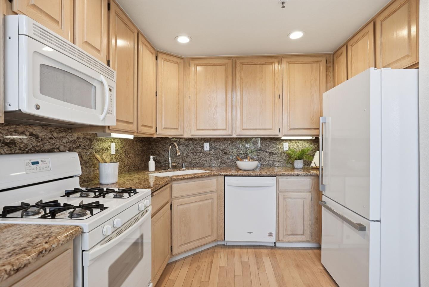 Detail Gallery Image 12 of 30 For 832 Sovereign Way, Redwood Shores,  CA 94065 - 2 Beds | 2 Baths