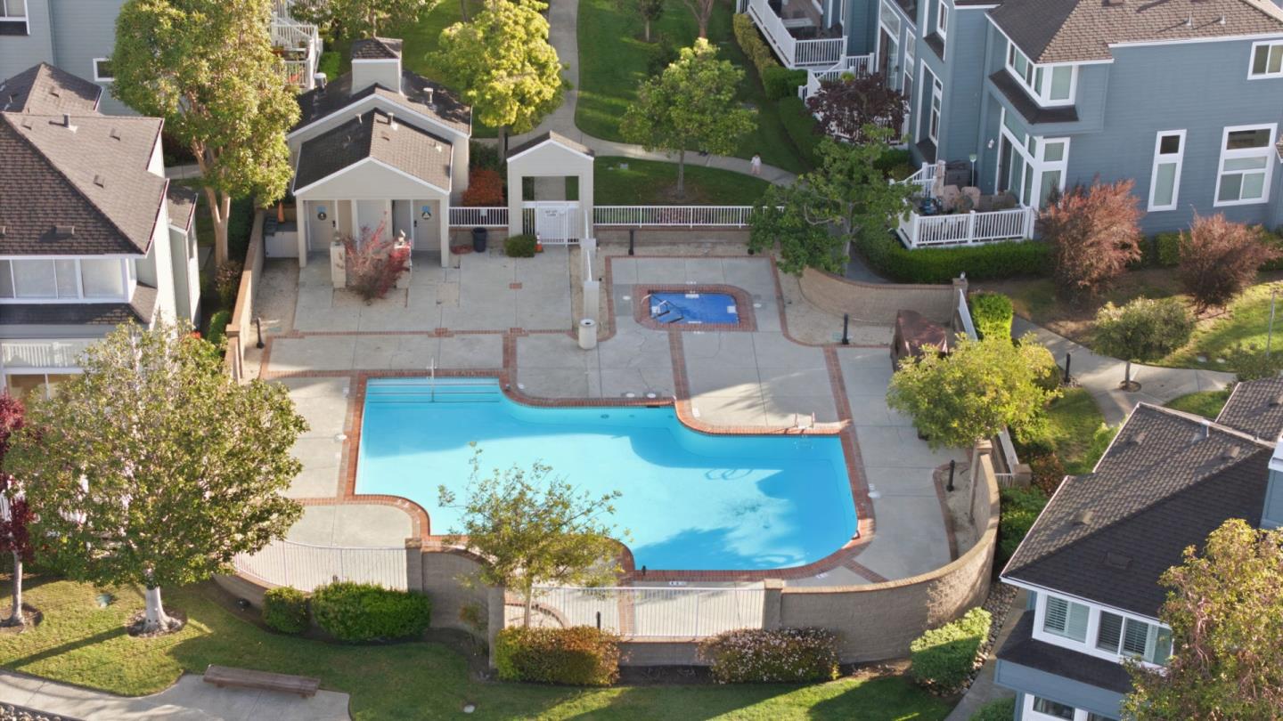 Detail Gallery Image 28 of 30 For 832 Sovereign Way, Redwood Shores,  CA 94065 - 2 Beds | 2 Baths