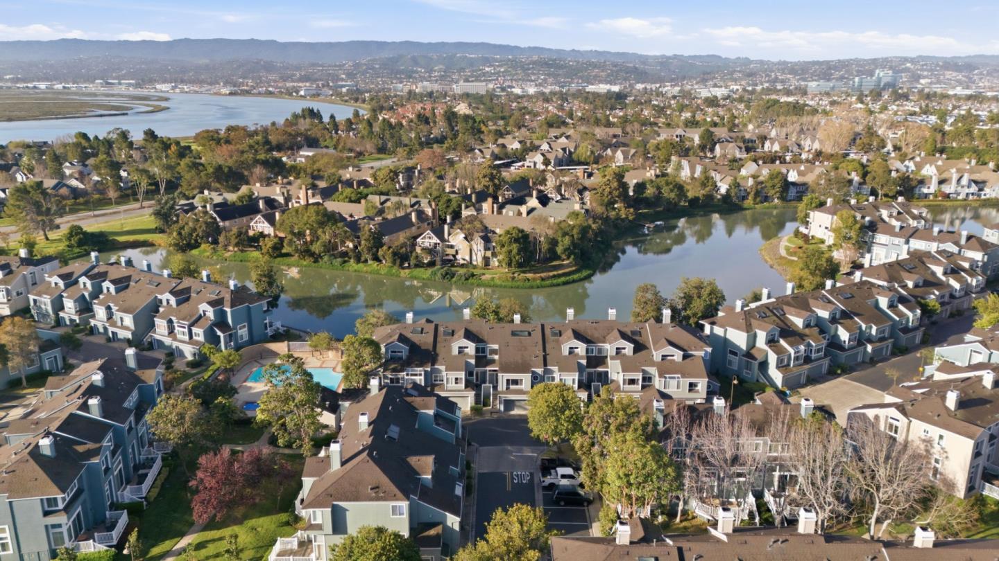 Detail Gallery Image 3 of 30 For 832 Sovereign Way, Redwood Shores,  CA 94065 - 2 Beds | 2 Baths