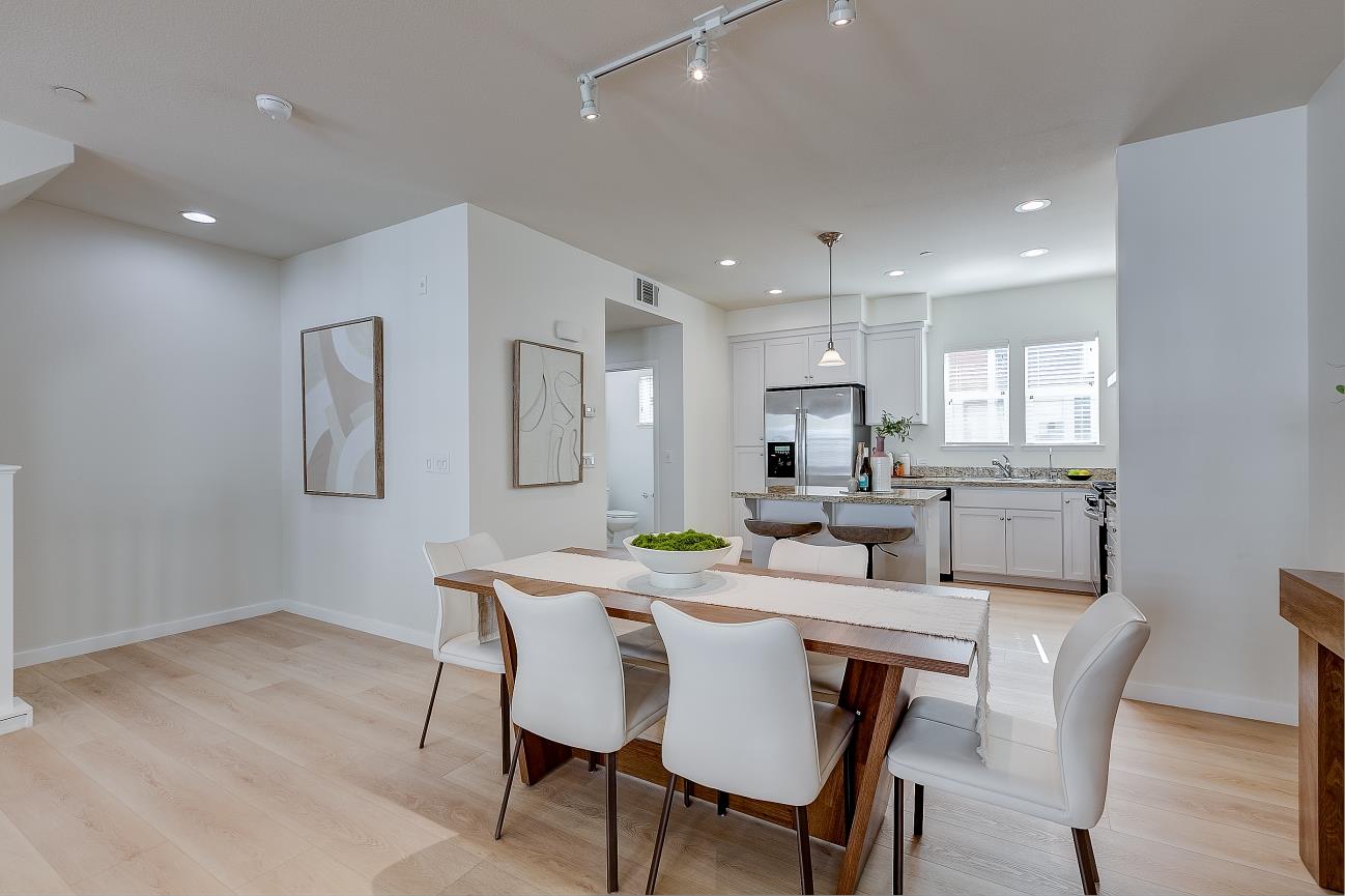 Detail Gallery Image 16 of 41 For 1908 Newbury Dr, Mountain View,  CA 94043 - 4 Beds | 3/1 Baths