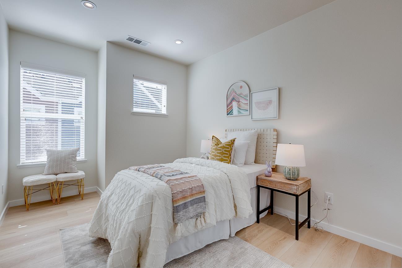 Detail Gallery Image 28 of 41 For 1908 Newbury Dr, Mountain View,  CA 94043 - 4 Beds | 3/1 Baths