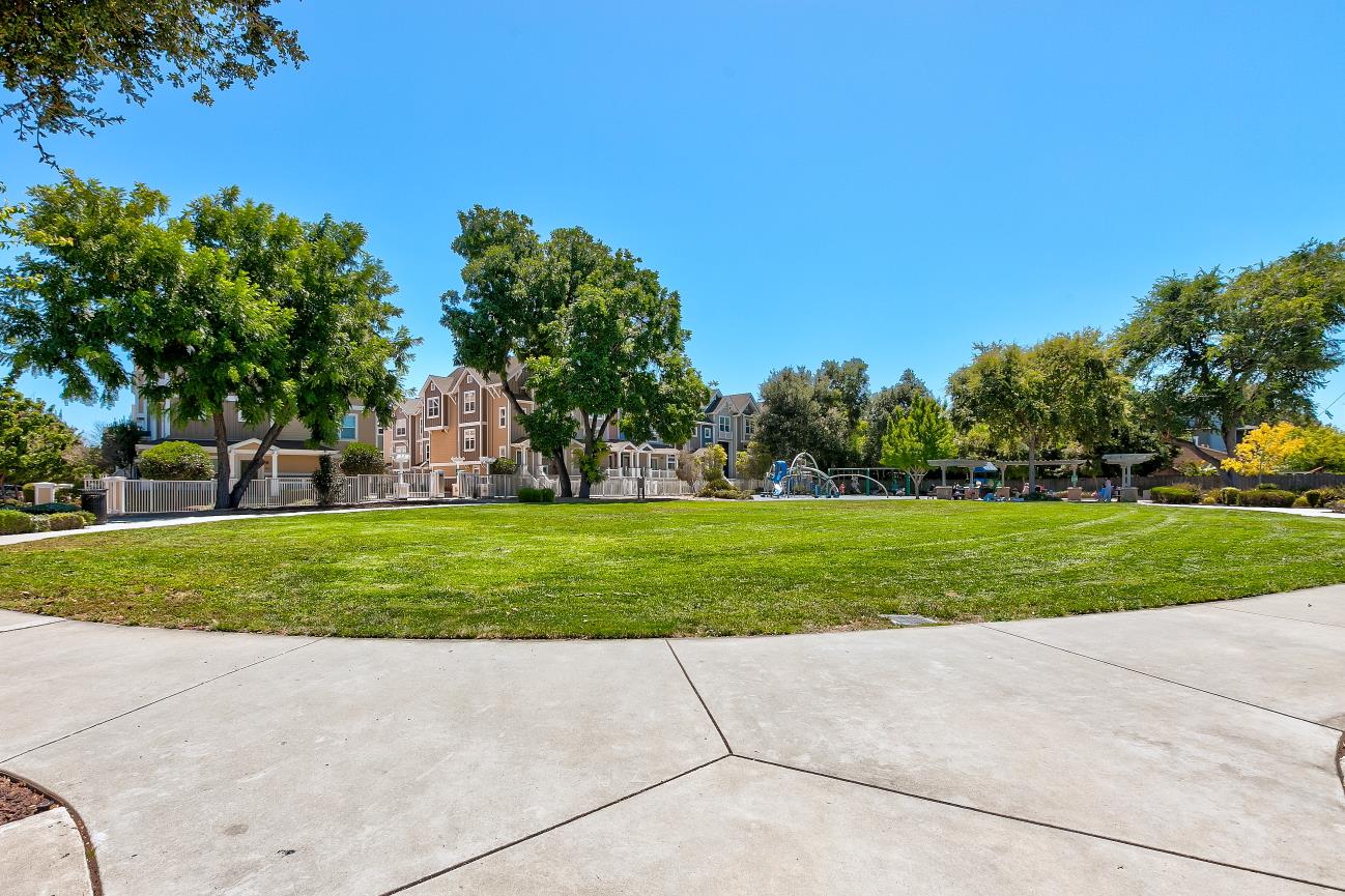 Detail Gallery Image 40 of 41 For 1908 Newbury Dr, Mountain View,  CA 94043 - 4 Beds | 3/1 Baths