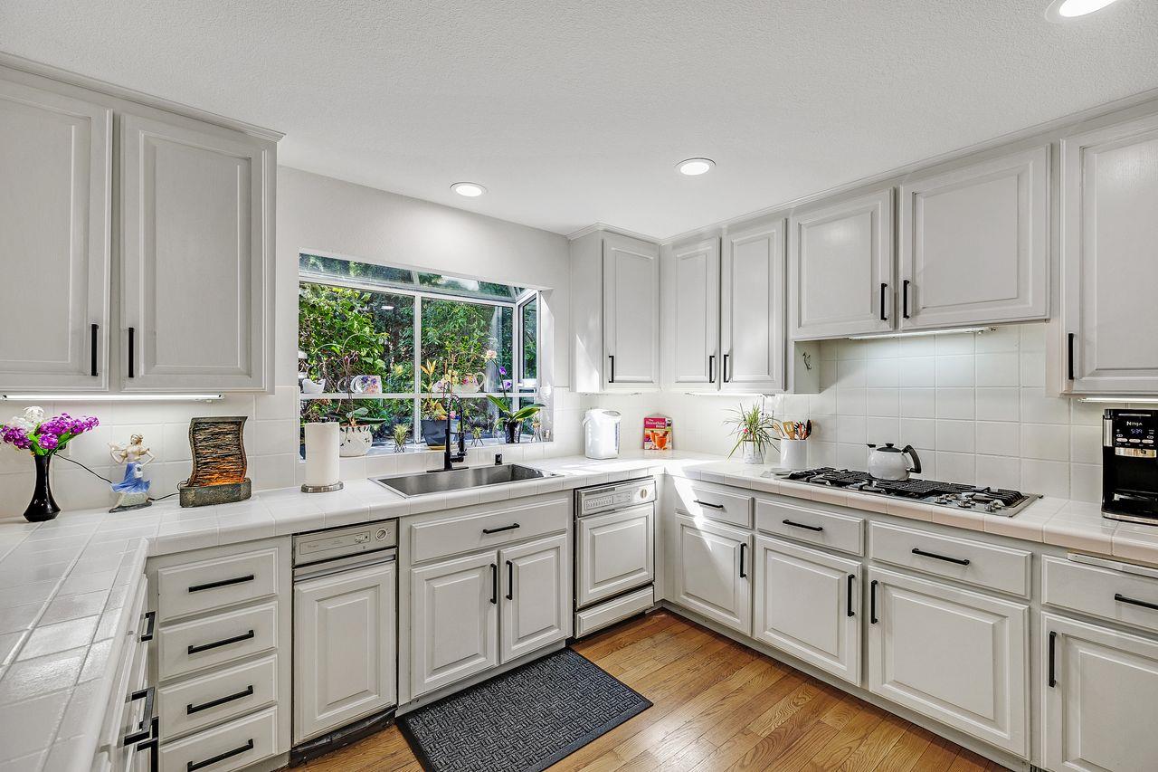 Detail Gallery Image 10 of 33 For 132 Danbury Ln, Redwood City,  CA 94061 - 4 Beds | 2/1 Baths