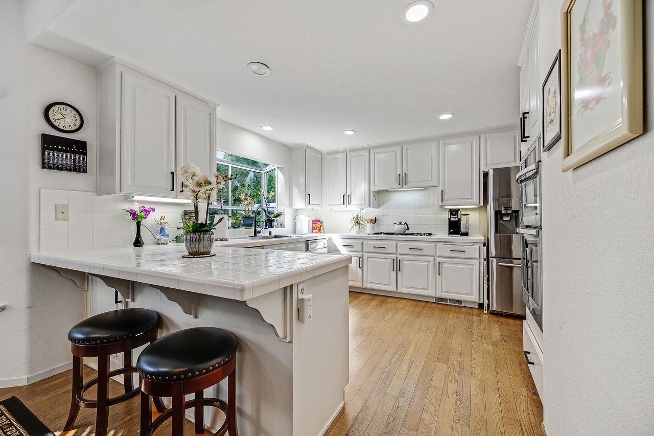 Detail Gallery Image 11 of 33 For 132 Danbury Ln, Redwood City,  CA 94061 - 4 Beds | 2/1 Baths