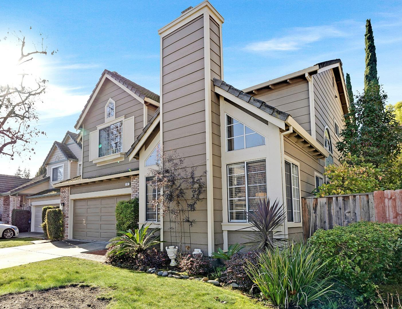 Detail Gallery Image 2 of 33 For 132 Danbury Ln, Redwood City,  CA 94061 - 4 Beds | 2/1 Baths