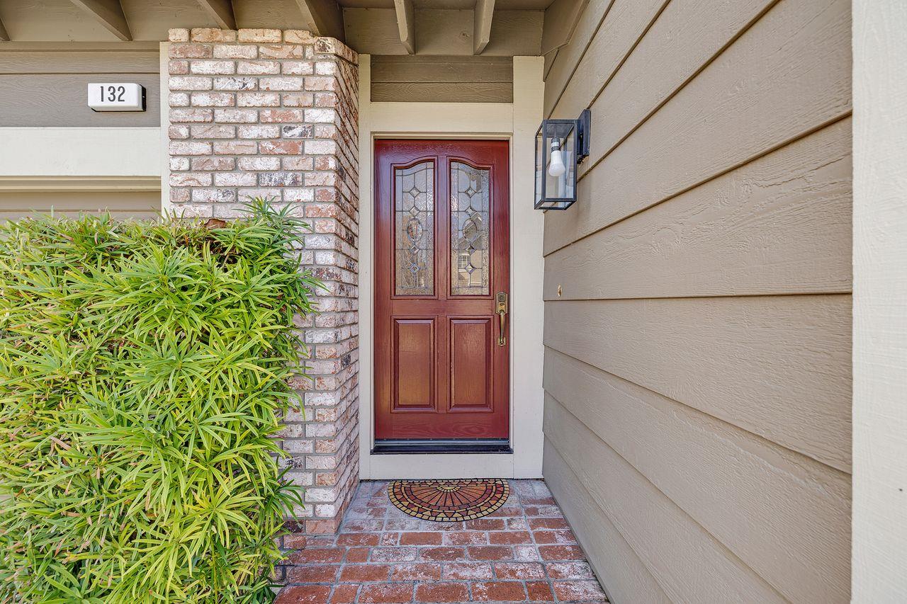 Detail Gallery Image 3 of 33 For 132 Danbury Ln, Redwood City,  CA 94061 - 4 Beds | 2/1 Baths