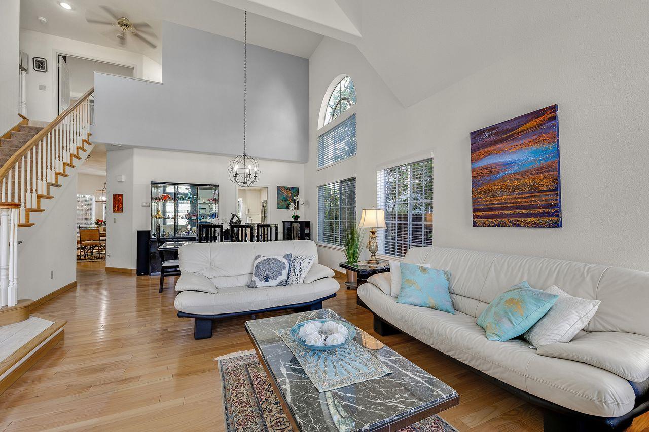 Detail Gallery Image 5 of 33 For 132 Danbury Ln, Redwood City,  CA 94061 - 4 Beds | 2/1 Baths