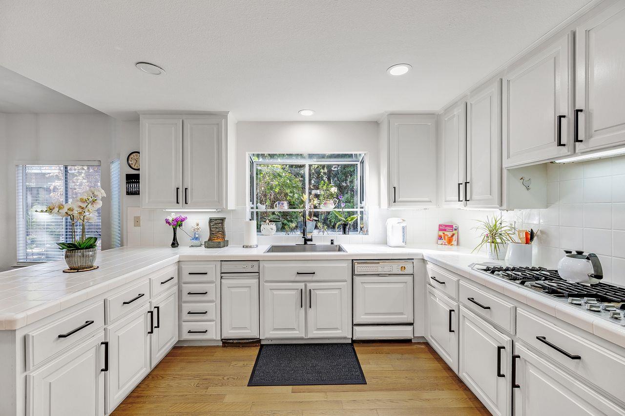 Detail Gallery Image 8 of 33 For 132 Danbury Ln, Redwood City,  CA 94061 - 4 Beds | 2/1 Baths