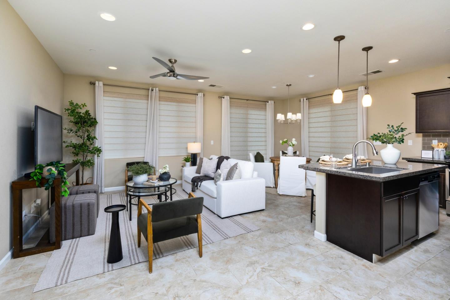 Detail Gallery Image 13 of 56 For 2037 E Christensen Dr, Fresno,  CA 93730 - 2 Beds | 2 Baths