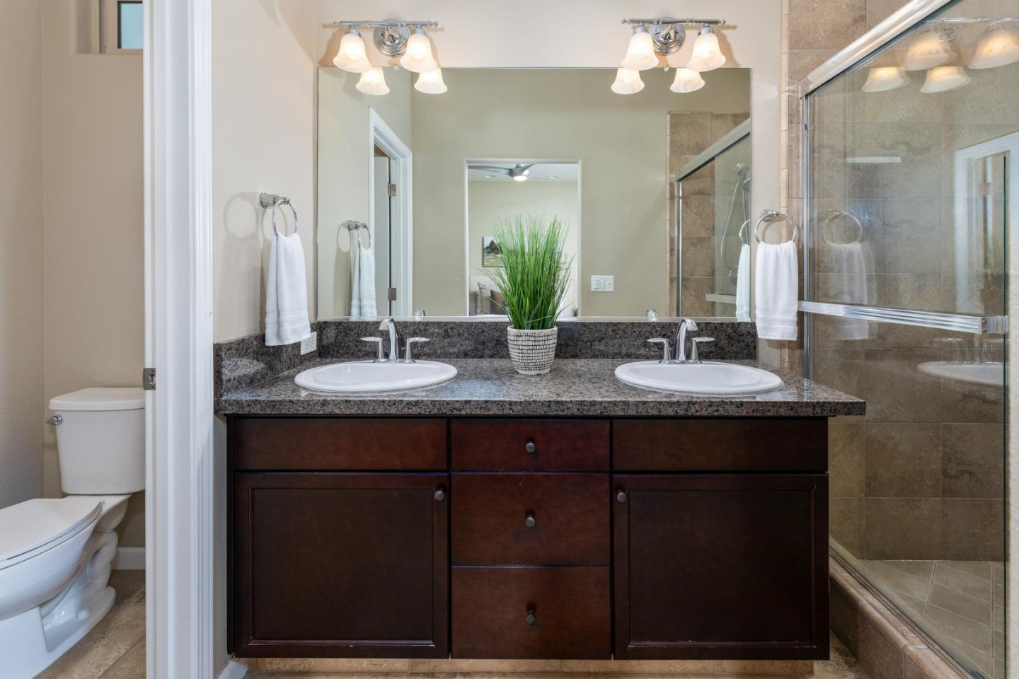 Detail Gallery Image 33 of 56 For 2037 E Christensen Dr, Fresno,  CA 93730 - 2 Beds | 2 Baths