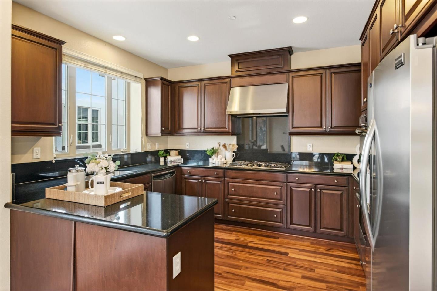 Detail Gallery Image 4 of 16 For 522 Tyndall St, Los Altos,  CA 94022 - 2 Beds | 2/1 Baths