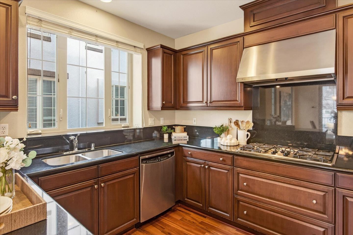 Detail Gallery Image 5 of 16 For 522 Tyndall St, Los Altos,  CA 94022 - 2 Beds | 2/1 Baths