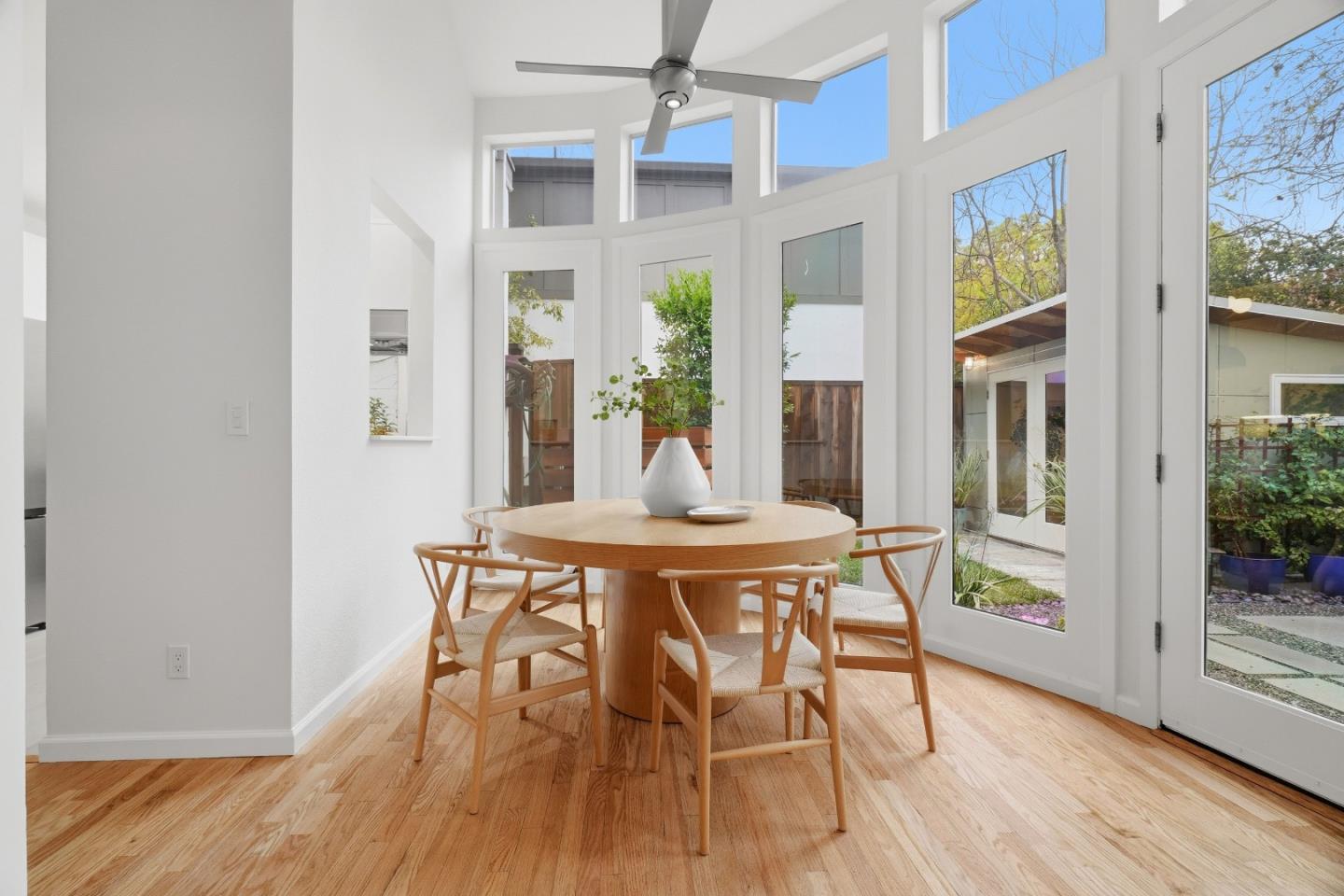 Detail Gallery Image 5 of 25 For 430 Jacobs Ct, Palo Alto,  CA 94306 - 3 Beds | 2/1 Baths