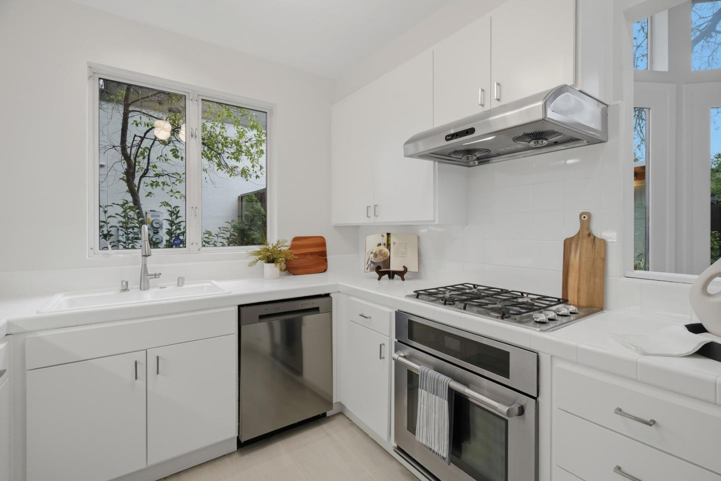 Detail Gallery Image 6 of 25 For 430 Jacobs Ct, Palo Alto,  CA 94306 - 3 Beds | 2/1 Baths