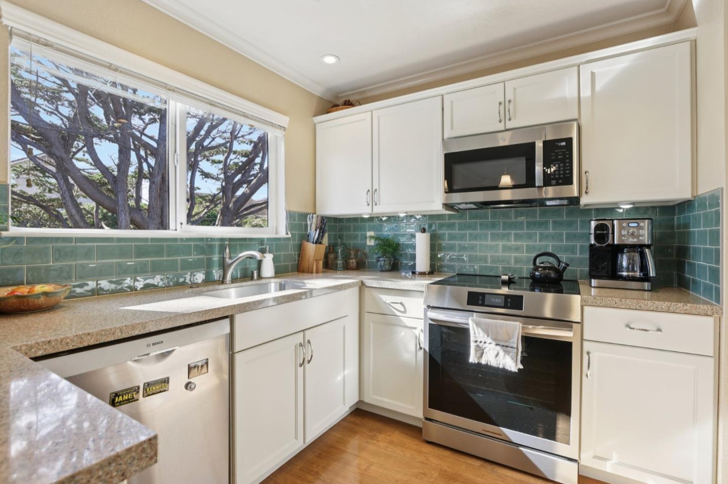 Detail Gallery Image 6 of 66 For 939 Fassler Ave, Pacifica,  CA 94044 - 2 Beds | 2/1 Baths