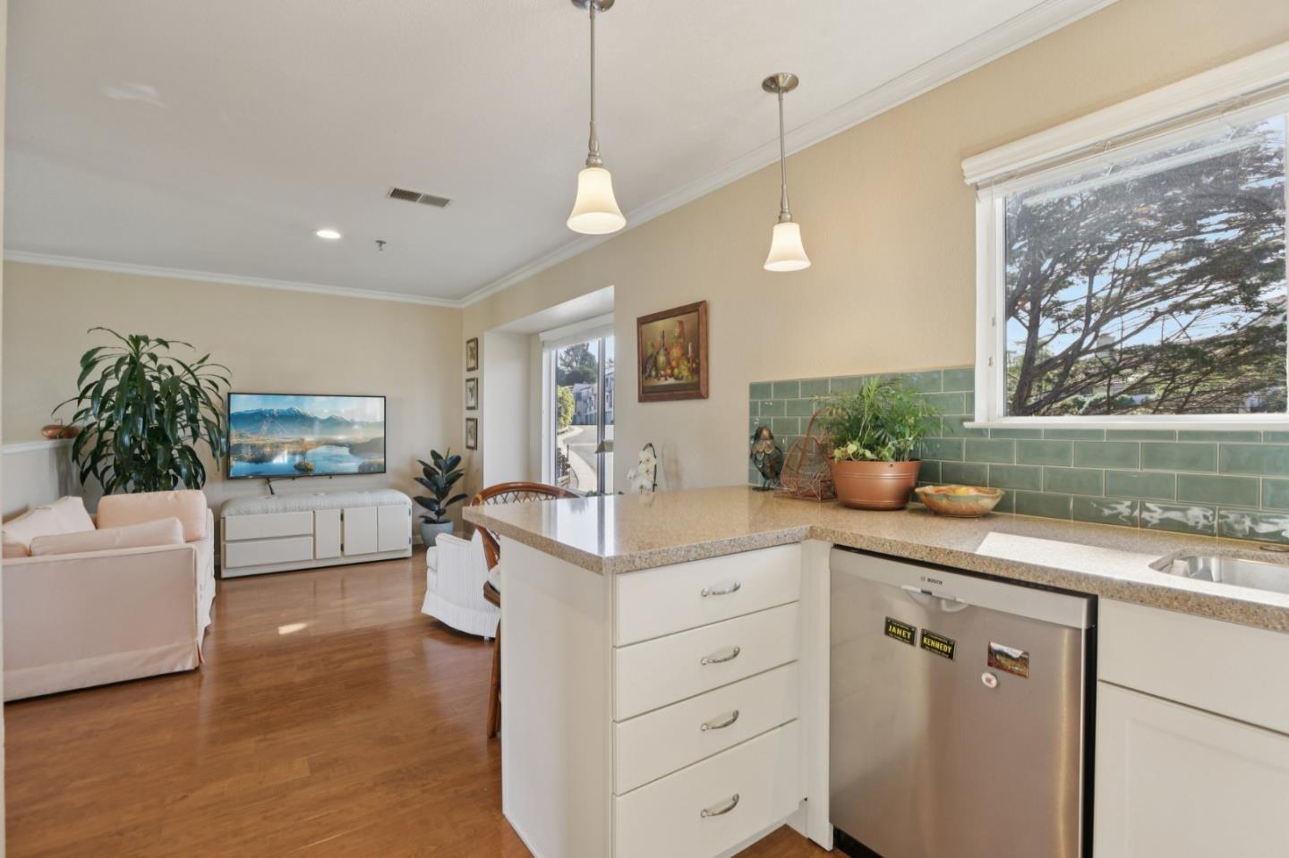 Detail Gallery Image 8 of 66 For 939 Fassler Ave, Pacifica,  CA 94044 - 2 Beds | 2/1 Baths