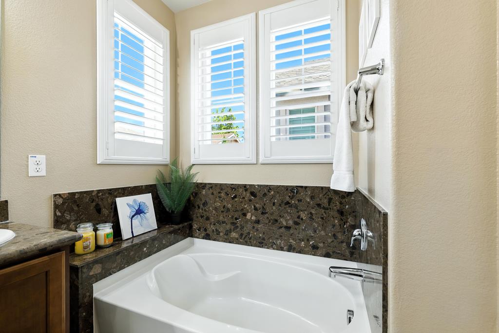 Detail Gallery Image 19 of 37 For 2813 Pinnacles Ter, Fremont,  CA 94538 - 4 Beds | 3/1 Baths