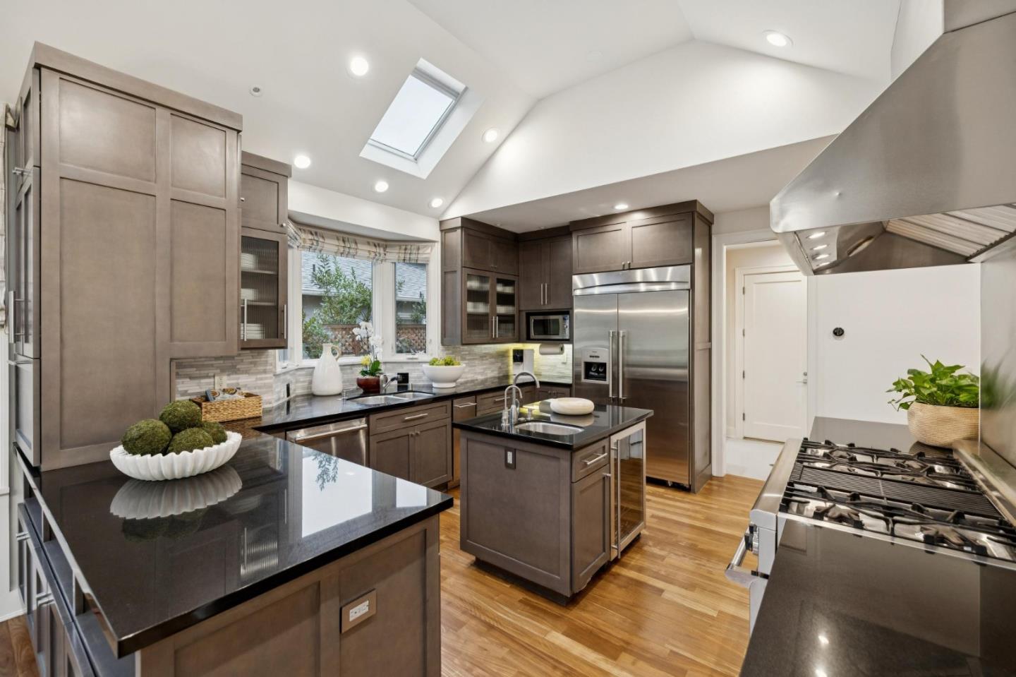 Detail Gallery Image 15 of 43 For 1045 College Ave, Menlo Park,  CA 94025 - 5 Beds | 4/1 Baths