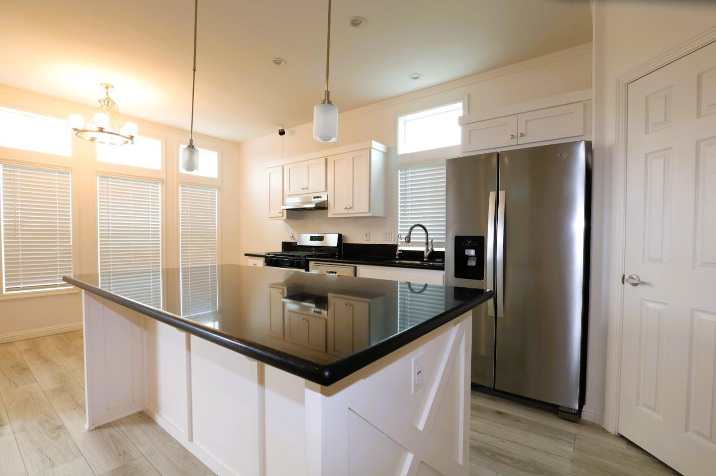 Detail Gallery Image 6 of 30 For 270 Umbarger Rd #81,  San Jose,  CA 95111 - 3 Beds | 2 Baths