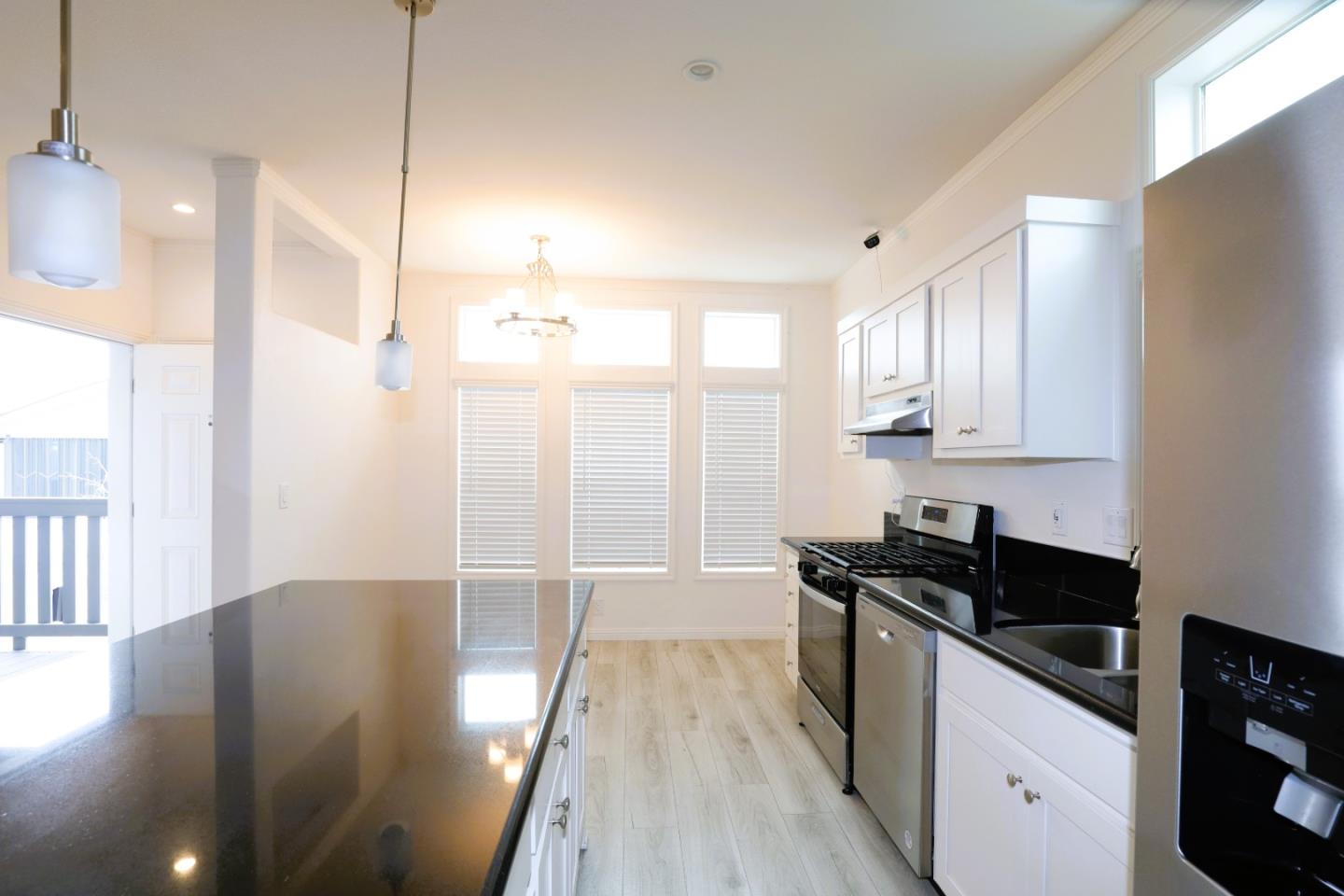 Detail Gallery Image 7 of 30 For 270 Umbarger Rd #81,  San Jose,  CA 95111 - 3 Beds | 2 Baths