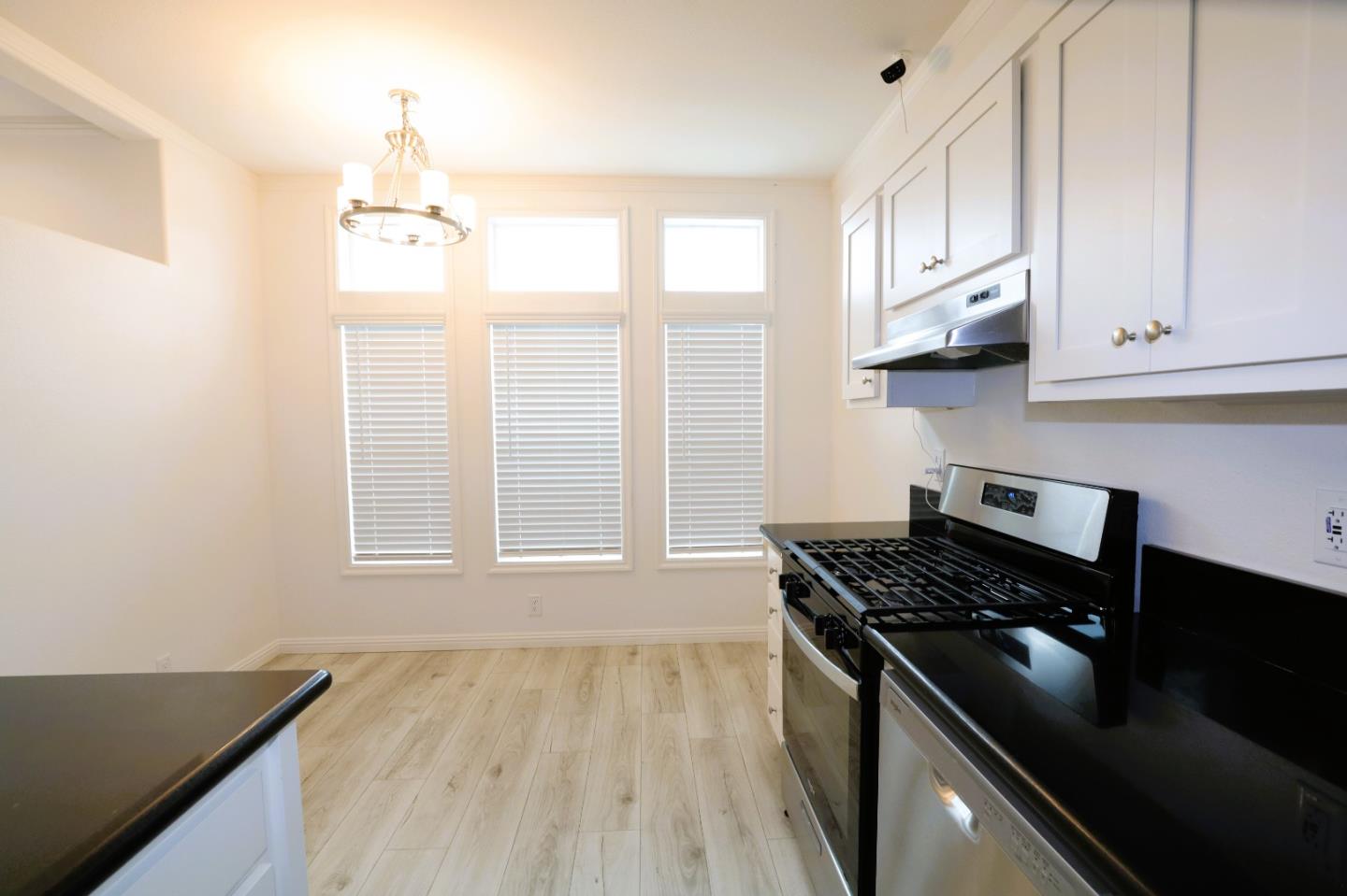 Detail Gallery Image 8 of 30 For 270 Umbarger Rd #81,  San Jose,  CA 95111 - 3 Beds | 2 Baths