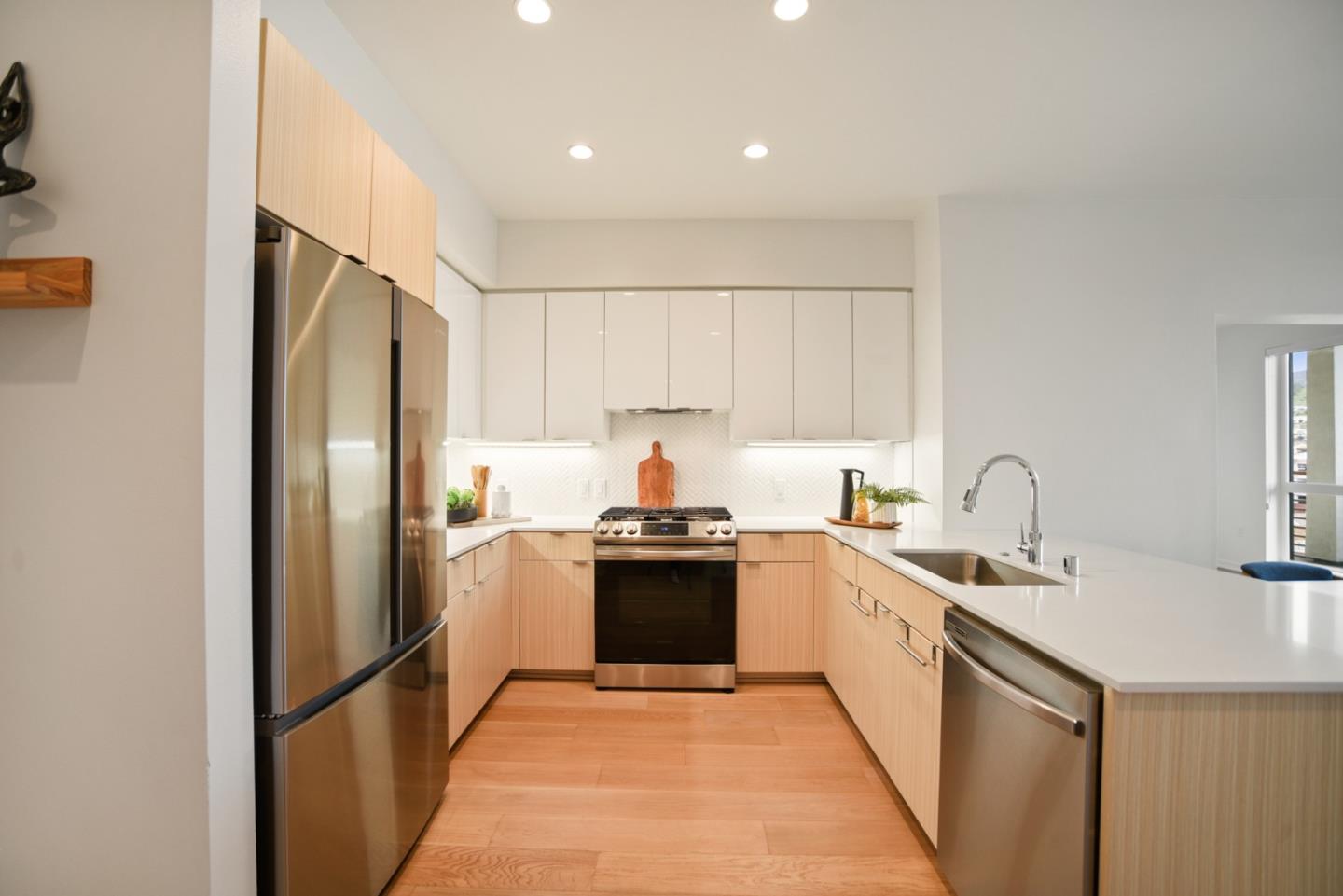 Detail Gallery Image 2 of 16 For 200 Linden Ave #811,  South San Francisco,  CA 94080 - 2 Beds | 2 Baths