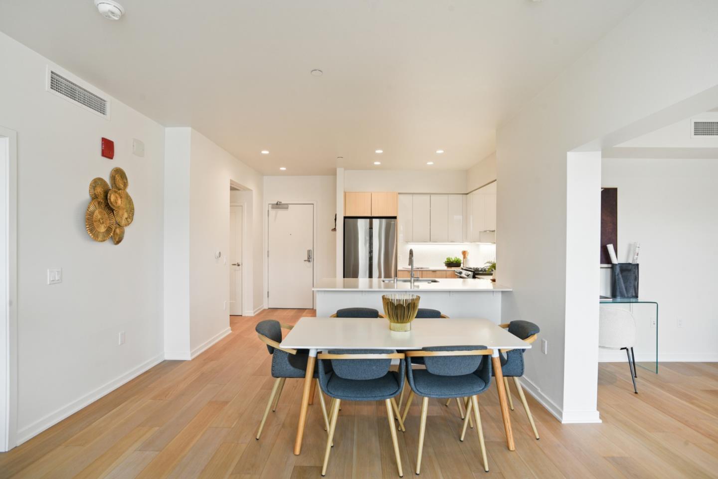 Detail Gallery Image 3 of 16 For 200 Linden Ave #811,  South San Francisco,  CA 94080 - 2 Beds | 2 Baths