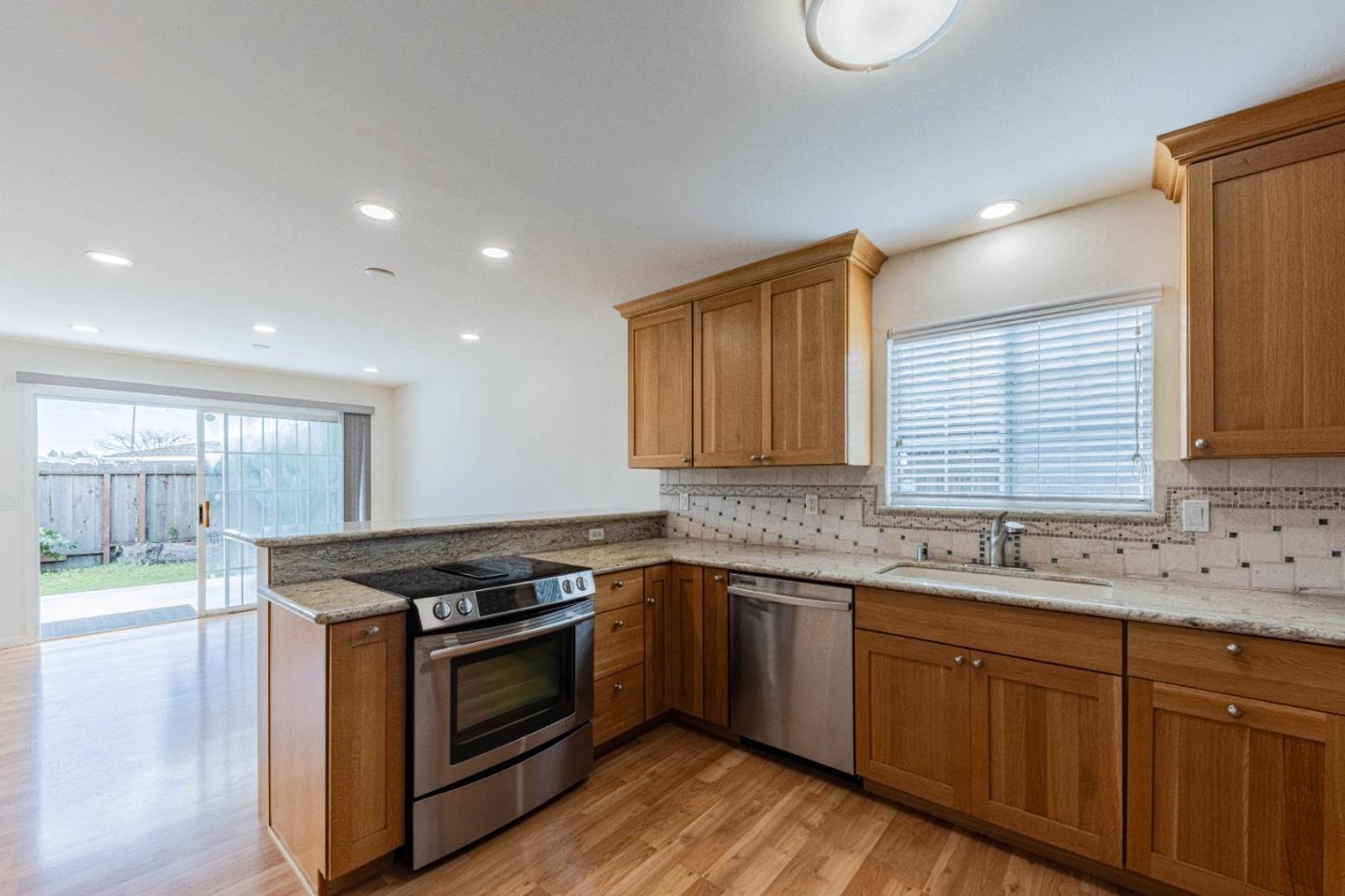 Detail Gallery Image 12 of 27 For 30 Santa Monica Ct, Salinas,  CA 93901 - 3 Beds | 2 Baths