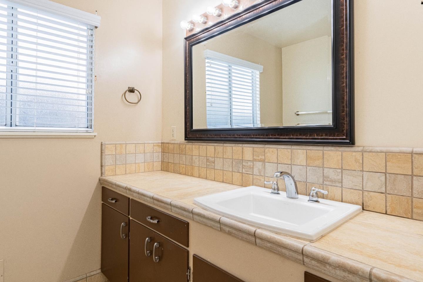 Detail Gallery Image 24 of 27 For 30 Santa Monica Ct, Salinas,  CA 93901 - 3 Beds | 2 Baths