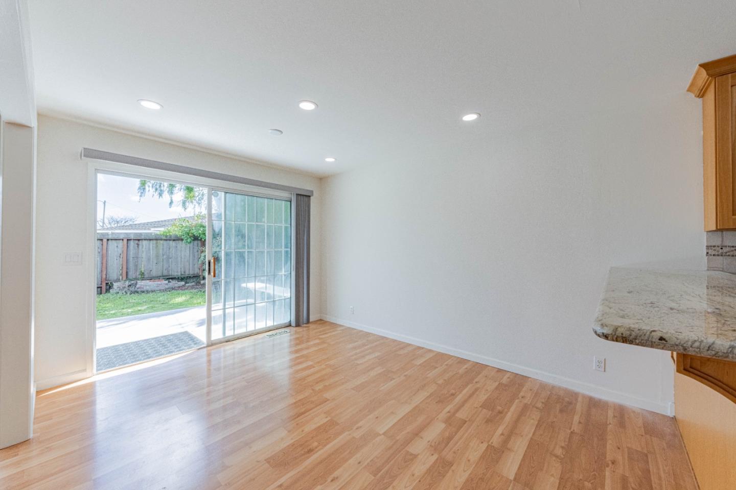 Detail Gallery Image 8 of 27 For 30 Santa Monica Ct, Salinas,  CA 93901 - 3 Beds | 2 Baths