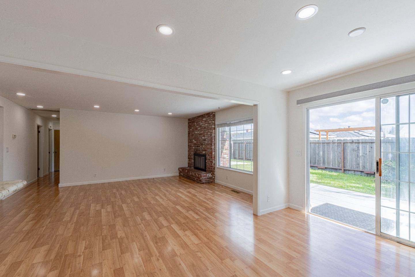 Detail Gallery Image 9 of 27 For 30 Santa Monica Ct, Salinas,  CA 93901 - 3 Beds | 2 Baths