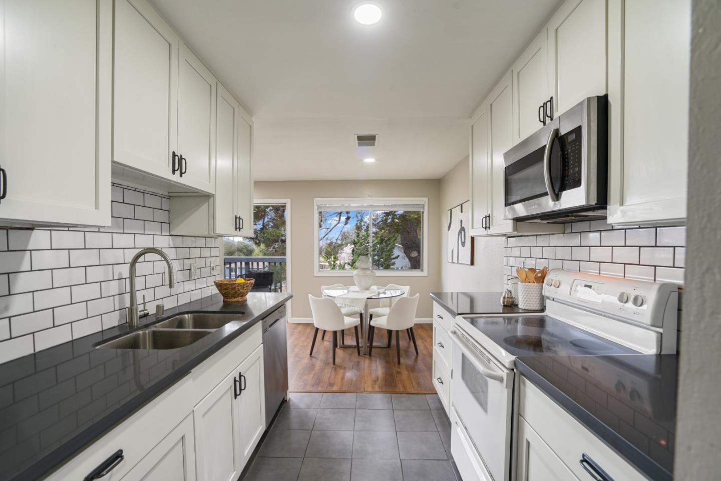 Detail Gallery Image 4 of 20 For 2332 D St, Hayward,  CA 94541 - 2 Beds | 1/1 Baths