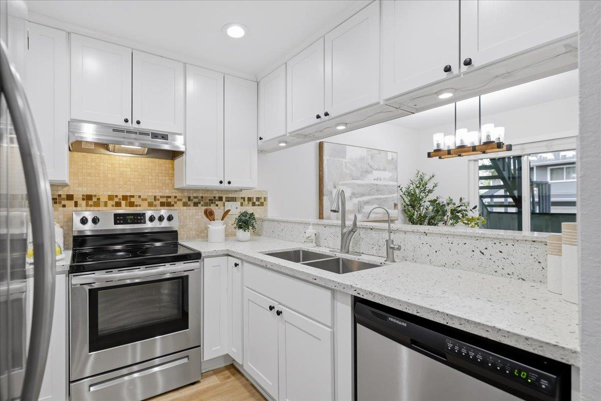 Detail Gallery Image 6 of 22 For 680 Blackford Ct, San Jose,  CA 95117 - 2 Beds | 2 Baths