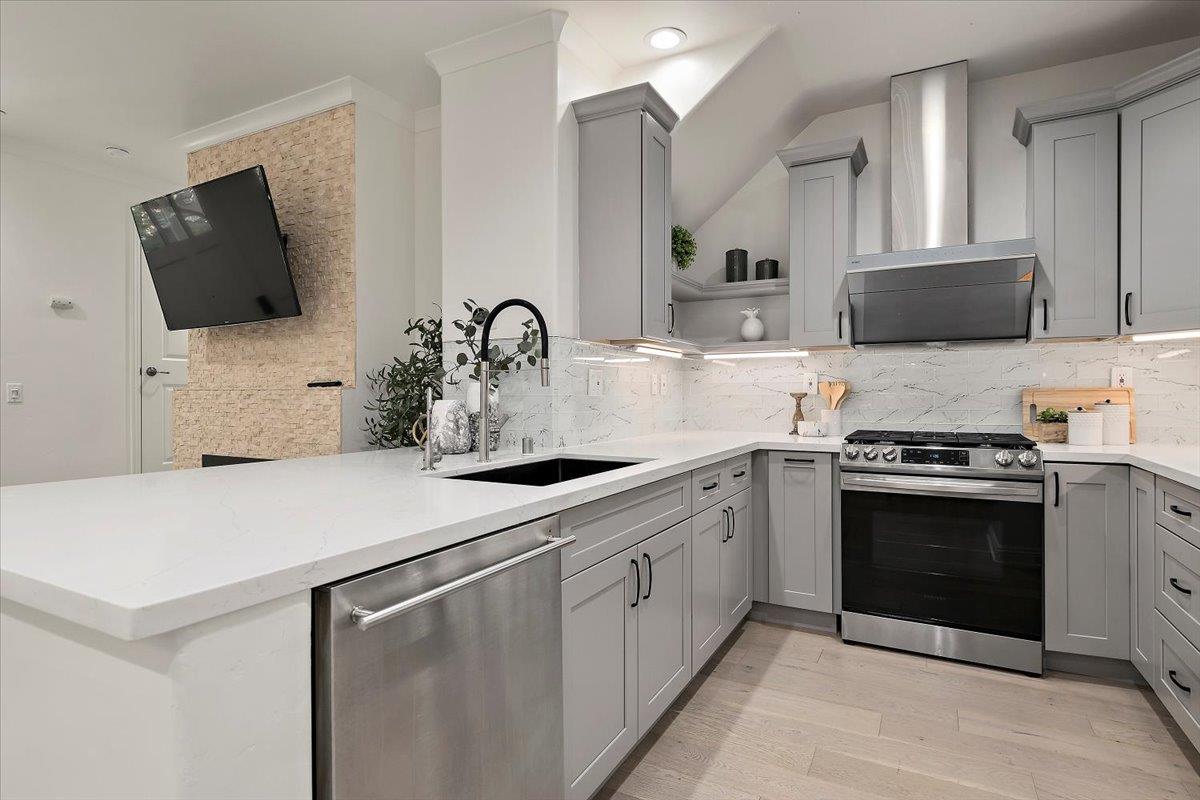 Detail Gallery Image 7 of 21 For 3003 Marcelli Cir, Los Altos,  CA 94022 - 3 Beds | 2/1 Baths