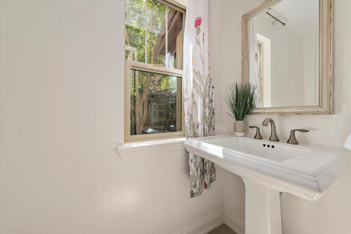Detail Gallery Image 9 of 21 For 3003 Marcelli Cir, Los Altos,  CA 94022 - 3 Beds | 2/1 Baths