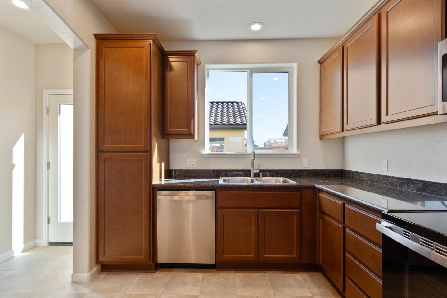 Detail Gallery Image 7 of 27 For 755 Aurora Way, King City,  CA 93930 - 4 Beds | 3 Baths