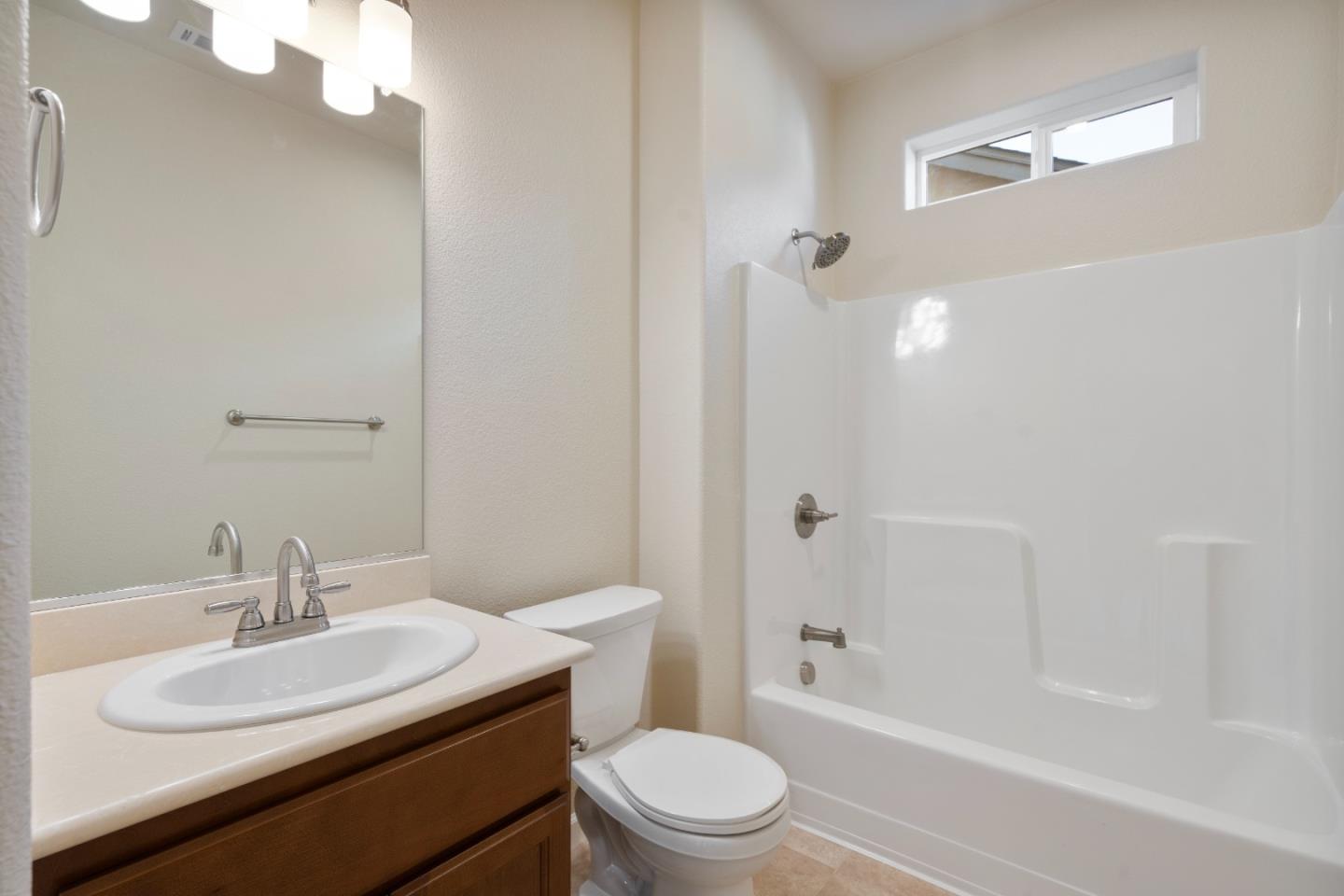 Detail Gallery Image 8 of 27 For 755 Aurora Way, King City,  CA 93930 - 4 Beds | 3 Baths