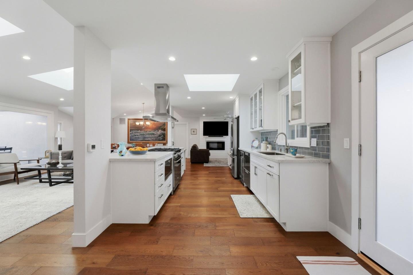 Detail Gallery Image 8 of 34 For 1141 Lincoln Dr, Mountain View,  CA 94040 - 3 Beds | 2 Baths