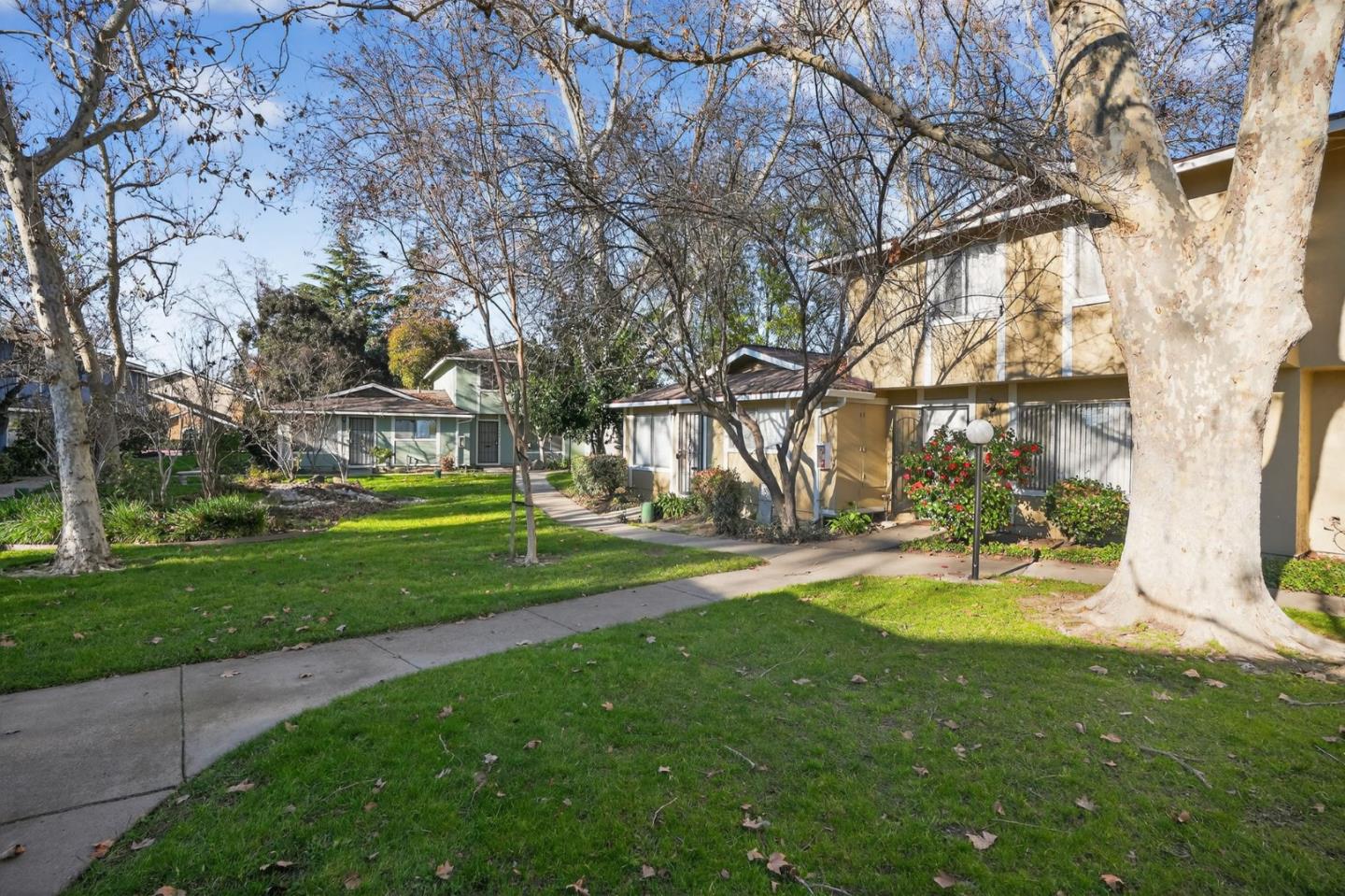 Detail Gallery Image 2 of 30 For 3341 Placer Creek Ct, San Jose,  CA 95121 - 3 Beds | 2/1 Baths