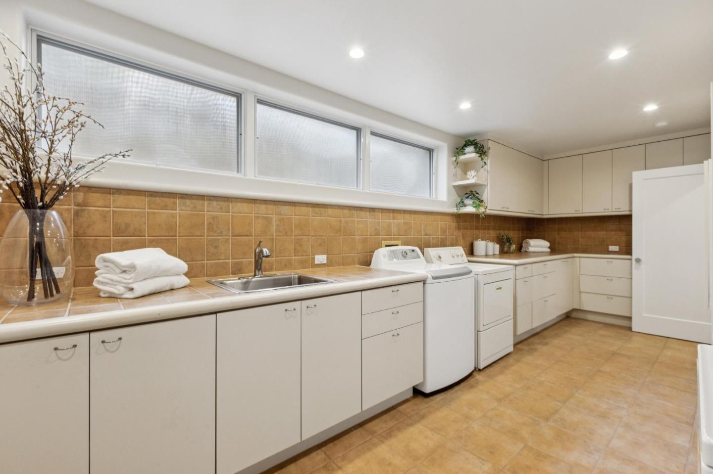 Detail Gallery Image 55 of 83 For 24292 Elise Ct, Los Altos Hills,  CA 94024 - 6 Beds | 5/2 Baths