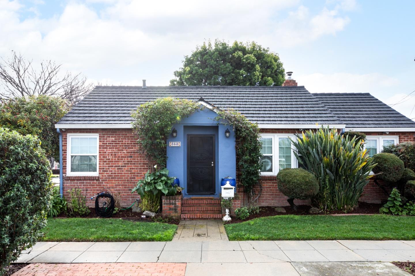 Detail Gallery Image 3 of 33 For 162 W Rosemary St, San Jose,  CA 95110 - 3 Beds | 2 Baths