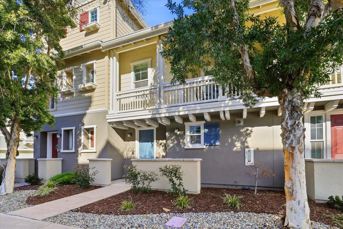 Detail Gallery Image 2 of 47 For 631 True Wind Way #203,  Redwood City,  CA 94063 - 2 Beds | 2/1 Baths
