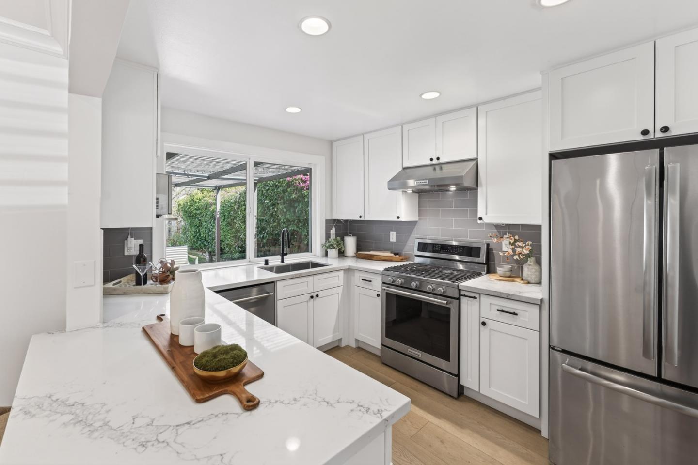 Detail Gallery Image 8 of 27 For 3957 Martin Dr, San Mateo,  CA 94403 - 3 Beds | 2 Baths