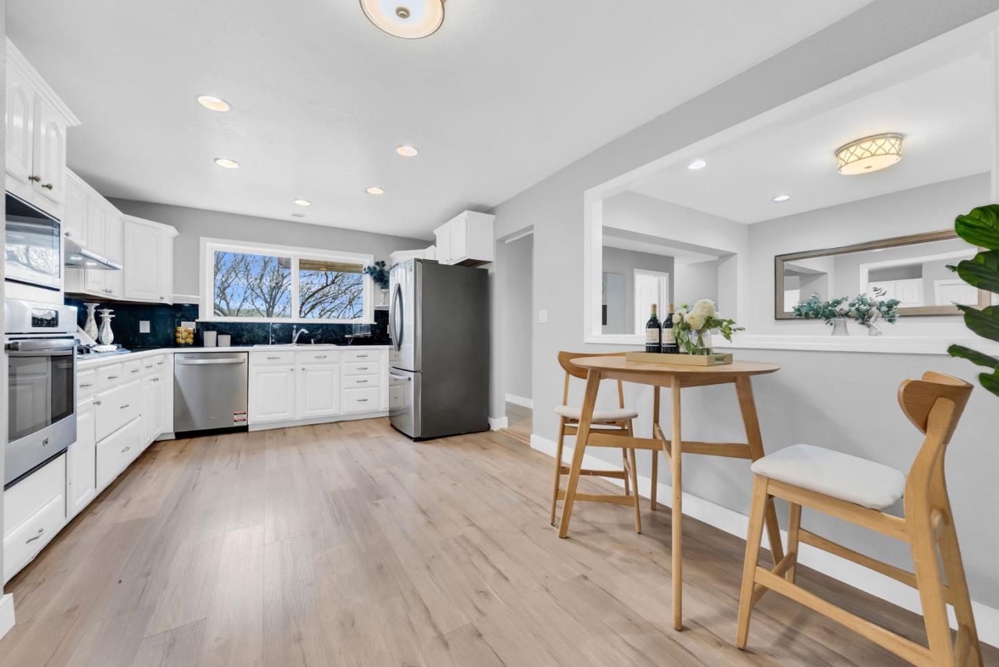 Detail Gallery Image 14 of 70 For 209 Norwich Dr, South San Francisco,  CA 94080 - 4 Beds | 3 Baths