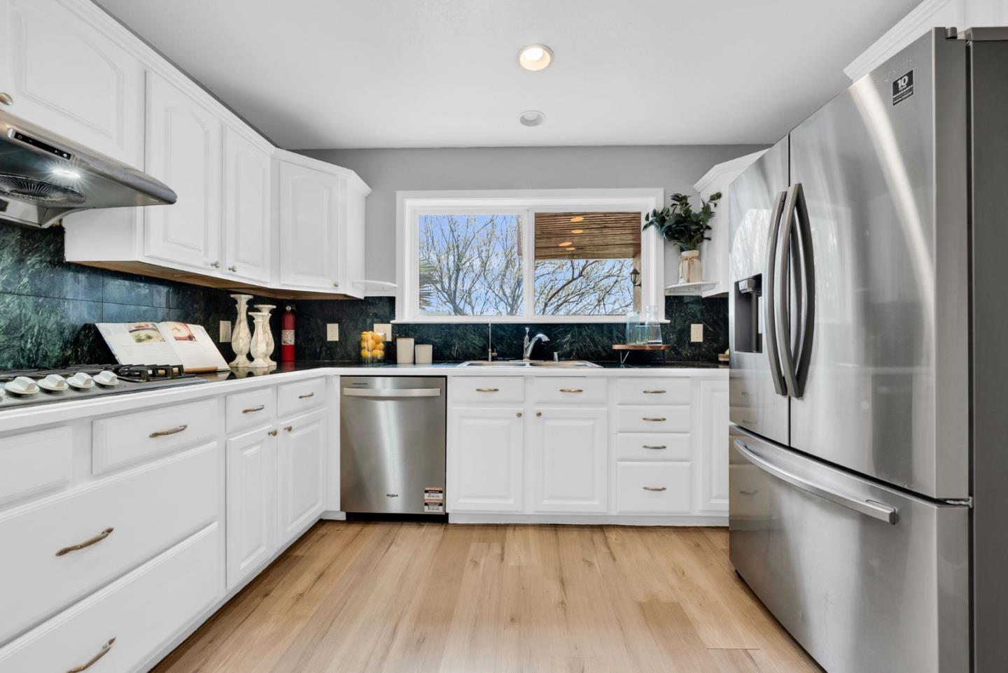 Detail Gallery Image 15 of 70 For 209 Norwich Dr, South San Francisco,  CA 94080 - 4 Beds | 3 Baths