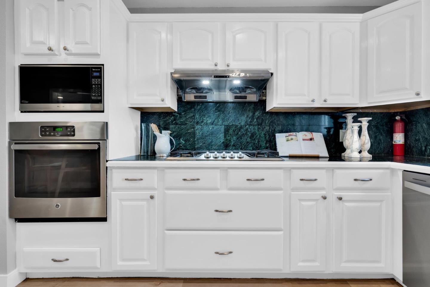 Detail Gallery Image 18 of 70 For 209 Norwich Dr, South San Francisco,  CA 94080 - 4 Beds | 3 Baths