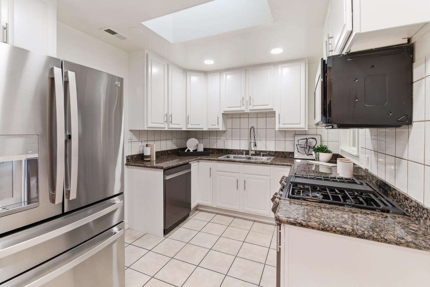 Detail Gallery Image 10 of 34 For 14 Bradford Dr, South San Francisco,  CA 94080 - 4 Beds | 2 Baths